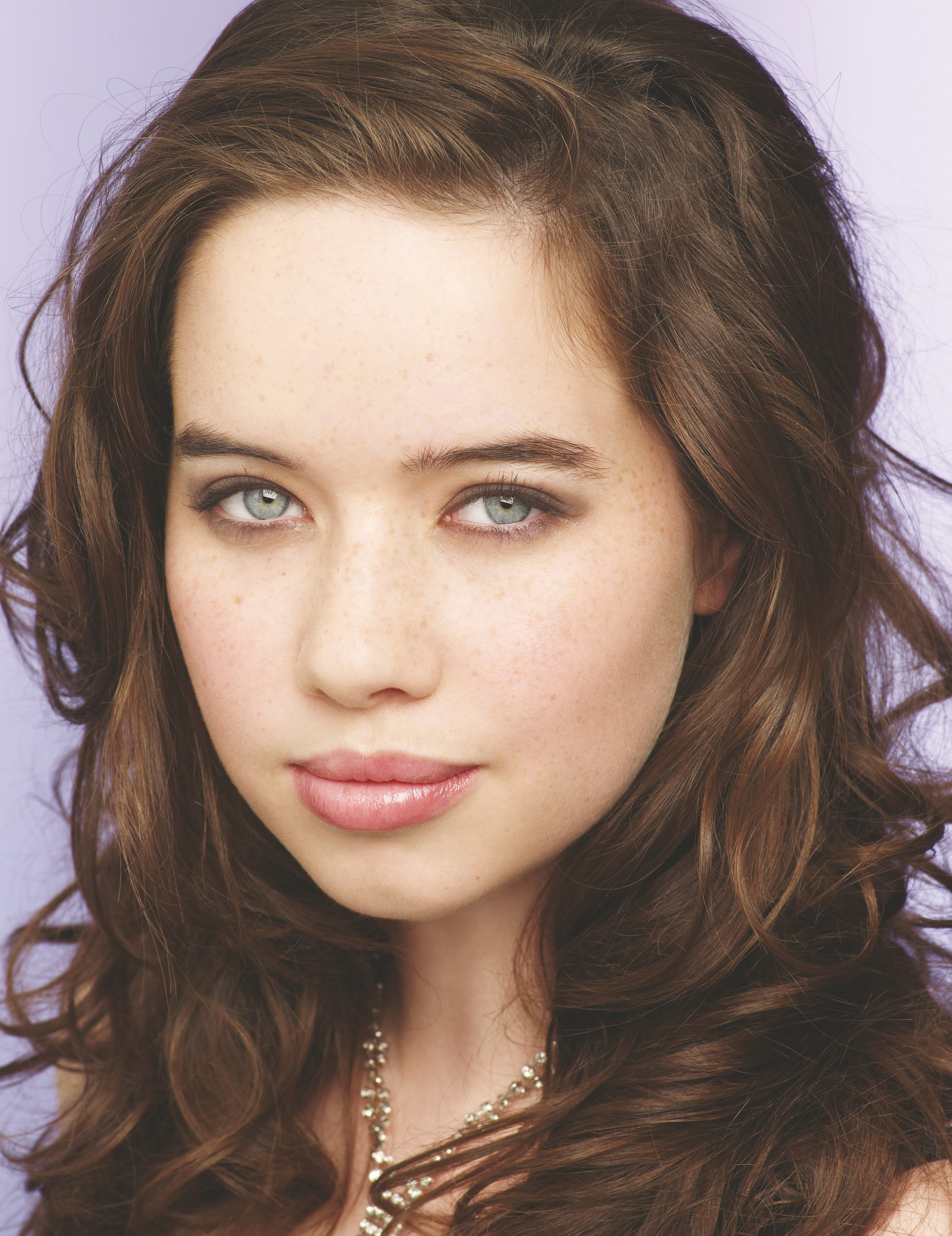 Anna Popplewell (born 1988) Anna Popplewell (born 1988)
